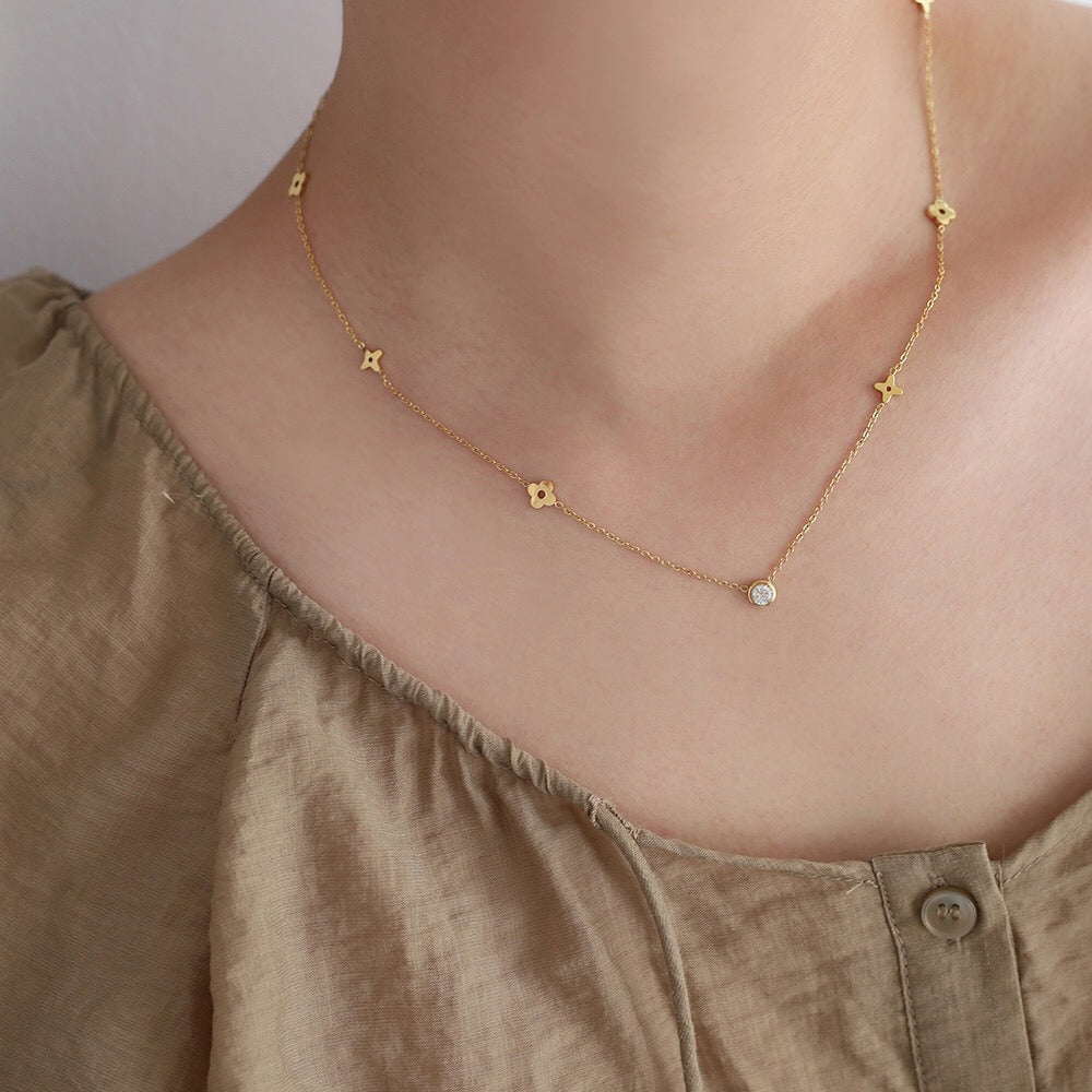 Elegant Women's 14K Gold Dainty Clover Necklace - Adjustable Stainless Steel, Waterproof