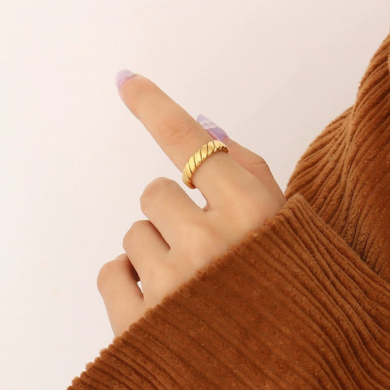 Gold Chain Ring for Women – 18k Plated Stainless Steel Band, Hypoallergenic & Waterproof Gold