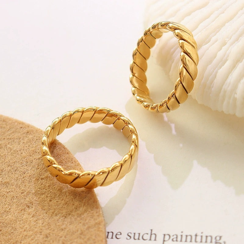 Gold Chain Ring for Women – 18k Plated Stainless Steel Band, Hypoallergenic & Waterproof