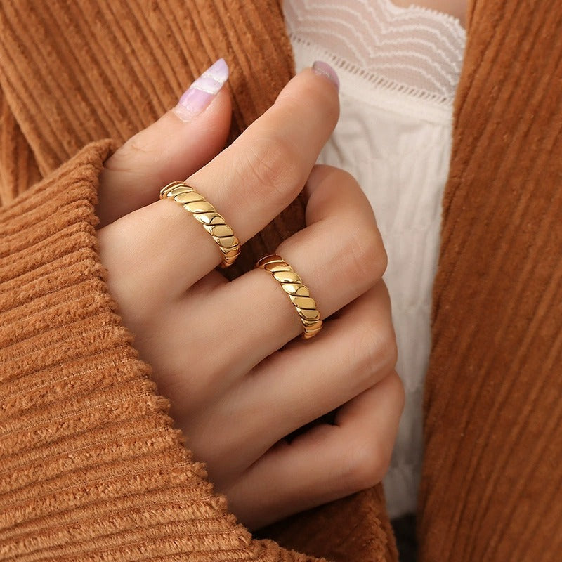 Gold Chain Ring for Women – 18k Plated Stainless Steel Band, Hypoallergenic & Waterproof